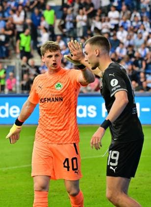 10 05 2024 Soccer Season 2023 2024 2 Soccer Bundesliga 33 Matchday 1 FC Magdeburg FCM SpVgg Greuther Fürth Kleeblatt Sportfoto Zink MeZi xmexzix DFL regulations prohibit any use of photographs as image sequences and or quasi video only for editorial use Jonas Urbig 40, SpVgg Greuther Fürth Tim Lemperle 19, SpVgg Greuther Fürth, rechts klatschen ab