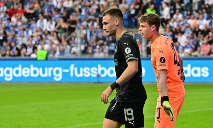 10 05 2024 Soccer season 2023 2024 2 Soccer Bundesliga 33 Matchday 1 FC Magdeburg FCM SpVgg Greuther Fürth Kleeblatt Sportfoto Zink MeZi xmexzix DFL regulations prohibit any use of photographs as image sequences and or quasi video only for editorial use Jonas Urbig 40, SpVgg Greuther Fürth, right claps Tim Lemperle 19, SpVgg Greuther Fürth