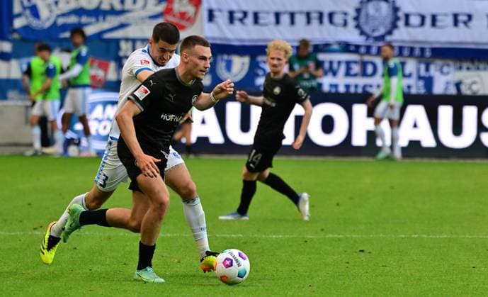 10 05 2024 Soccer Season 2023 2024 2 Soccer Bundesliga 33 Matchday 1 FC Magdeburg FCM SpVgg Greuther Fürth Kleeblatt Sportfoto Zink MeZi xmexzix DFL regulations prohibit any use of photographs as image sequences and or quasi video only for editorial use Tim Lemperle 19, SpVgg Greuther Fürth vor Andi Hoti 3, FC Magdeburg