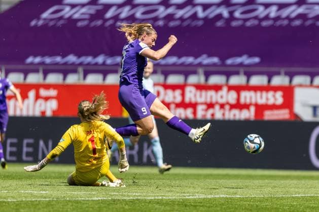 SGS Essen vs 1 FC Köln Essen, 11 05 2024 Ramona Maier SGS Essen, 9 in duel with Jasmin Pal 1 FC Köln, 1 Google Pixel Womens Bundesliga 21 Matchday SGS Essen vs 1 FC Köln, Stadion an der Hafenstraße on 11 05 2024 DFB DFL REGULATIONS PROHIBIT ANY USE OF PHOTOGRAPHS AS IMAGE SEQUENCES AND OR QUASI VIDEO Copyright: xBEAUTUFULxSports Richterx