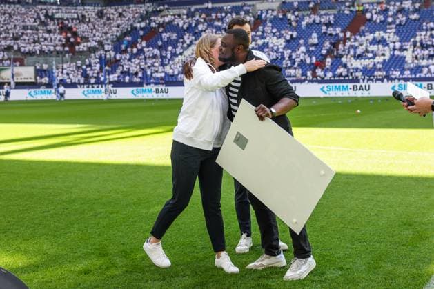 11 05 2024, Football, 2 Bundesliga, 33 Matchday, Season 2023 2024, FC Schalke 04 Hansa Rostock, Team manager Gerald Asamoah FC Schalke 04 is bid farewell by Christina Rühl Hamers FC Schalke 04 Gelsenkirchen Veltins Arena NRW Germany xRHR PHOTO TRx Copyright: RHR-FOTOx RHR-FOTO TR
