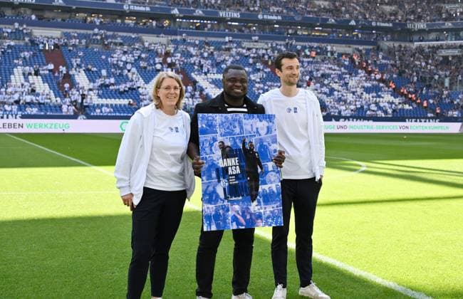 Gerald Asamoah Head of Licensing FC Schalke 04 was officially bid farewell before the match by Christina Rühl Hamers CFO Schalke 04 , Christina Rühl Hamers, left, and Matthias Tillmann CEO FC Schalke 04 11 05 2024, Football season 2023 2024, 2 Bundesliga, 33 Matchday, FC Schalke 04 Hansa Rostock Gelsenkirchen Veltins Arena Nordrhein Westfalen Germany Team2