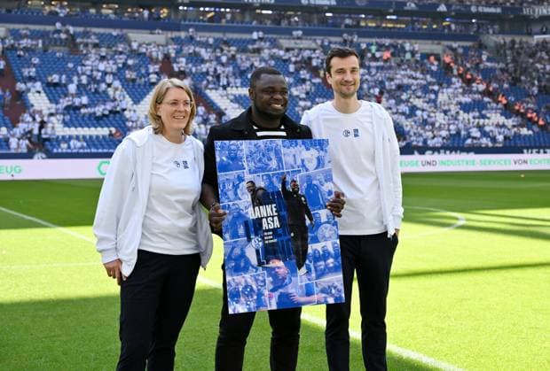 Gerald Asamoah Head of Licensing FC Schalke 04 was officially bid farewell before the match by Christina Rühl Hamers CFO Schalke 04 , Christina Rühl Hamers, left, and Matthias Tillmann CEO FC Schalke 04 11 05 2024, Football season 2023 2024, 2 Bundesliga, 33 Matchday, FC Schalke 04 Hansa Rostock Gelsenkirchen Veltins Arena Nordrhein Westfalen Germany Team2