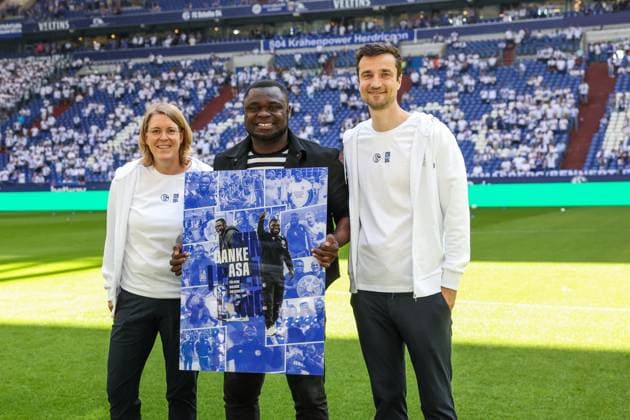 11 05 2024, Football, 2 Bundesliga, 33 Matchday, Season 2023 2024, FC Schalke 04 Hansa Rostock, Team manager Gerald Asamoah FC Schalke 04 is bid farewell by Christina Rühl Hamers FC Schalke 04 and Matthias Tillmann FC Schalke 04 Gelsenkirchen Veltins Arena NRW Germany xRHR PHOTO TRx Copyright: RHR-FOTOx RHR-FOTO TR