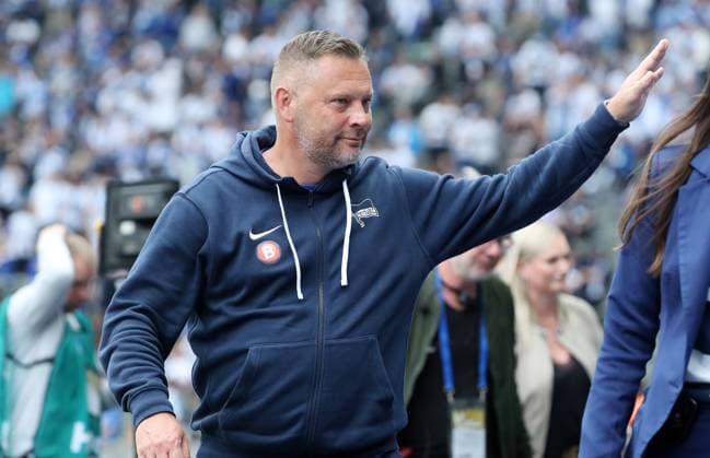 Coach Pal Dardai waves to the fans Action upper body Sport Football Soccer DFL 2 Bundesliga Men 33 Matchday Season 2023 2024 11 05 2024 Hertha BSC Berlin vs 1 FC Kaiserslautern FCK DFL regulations prohibit any use of photographs as image sequences and or quasi video