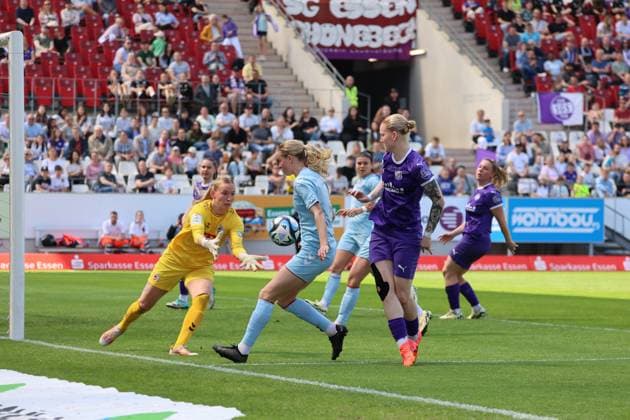 GER, SGS Essen vs 1 FC Koeln, Football, Google Pixel Frauen Bundesliga, 21 Spieltag, Spielzeit 2023 2024, 11 05 2024 Jasmin Pal 1 FC Koeln, 1 Natasha Kowalski SGS Essen, 10 DFL REGULATIONS PROHIBIT ANY USE OF PHOTOGRAPHS AS IMAGE SEQUENCES AND OR QUASI VIDEO GER, SGS Essen vs 1 FC Koeln, Football, Google Pixel Frauen Bundesliga, 21 Spieltag, Spielzeit 2023 2024, 11 05 2024 Essen Copyright: xEibner-Pressefoto xFrankxZeisingx EP_FZG