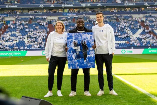 2 Soccer Bundesliga FC Schalke 04 FC Hansa Rostock 11 05 2024 Gerald Asamoah says goodbye to S04 Thank you Asa 2 Soccer Bundesliga FC Schalke 04 FC Hansa Rostock, 33 Matchday, on 11 05 2024, Veltins Arena, Gelsenkirchen DFL REGULATIONS PROHIBIT ANY USE OF PHOTOGRAPHS AS IMAGE SEQUENCES AND OR QUASI VIDEO Copyright: xBEAUTIFULxSPORTS Erlhofx