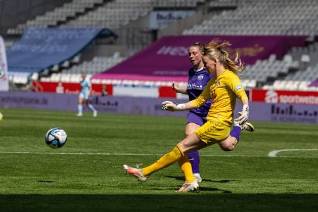 SGS Essen vs 1 FC Köln Essen, 11 05 2024 Jasmin Pal 1 FC Köln, 1 and Ramona Maier SGS Essen, 9 Google Pixel Womens Bundesliga 21 Matchday SGS Essen vs 1 FC Köln, Stadion an der Hafenstraße on 11 05 2024 DFB DFL REGULATIONS PROHIBIT ANY USE OF PHOTOGRAPHS AS IMAGE SEQUENCES AND OR QUASI VIDEO Copyright: xBEAUTUFULxSports Richterx