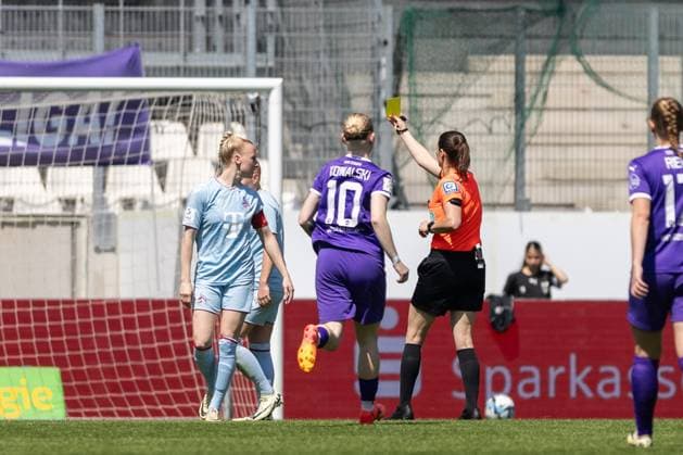 SGS Essen vs 1 FC Köln Essen, 11 05 2024 Annika Kost Referee shows Laura Vogt 1 FC Köln, 8 the yellow card Google Pixel Womens Bundesliga 21 Matchday SGS Essen vs 1 FC Köln, Stadion an der Hafenstraße on 11 05 2024 DFB DFL REGULATIONS PROHIBIT ANY USE OF PHOTOGRAPHS AS IMAGE SEQUENCES AND OR QUASI VIDEO Copyright: xBEAUTUFULxSports Richterx