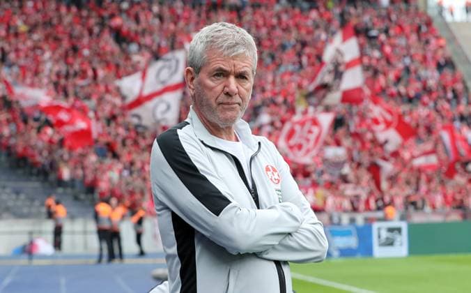 Coach Friedhelm Funkel, behind him Kaiserslauternfans Sport Soccer Football DFL 2 Bundesliga Men 33 Matchday Season 2023 2024 11 05 2024 Hertha BSC Berlin vs 1 FC Kaiserslautern FCK DFL regulations prohibit any use of photographs as image sequences and or quasi video