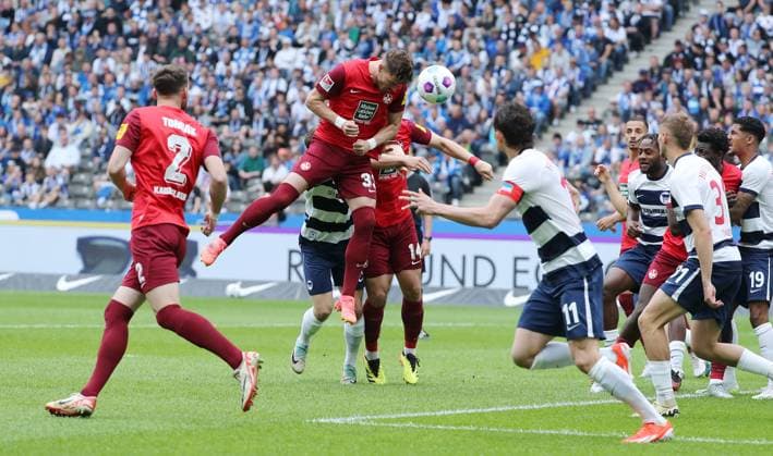 Center Jan Elvedi heads on goal duel Match scene Action Sport Football Soccer DFL 2 Bundesliga Men 33 Matchday Season 2023 2024 11 05 2024 Hertha BSC Berlin vs 1 FC Kaiserslautern FCK DFL regulations prohibit any use of photographs as image sequences and or quasi video
