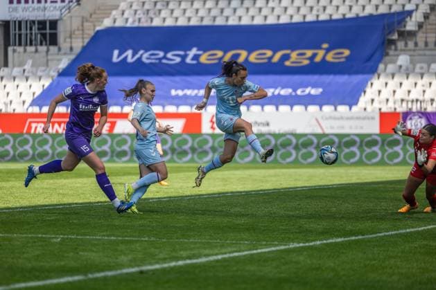 SGS Essen vs 1 FC Köln Essen, 11 05 2024 Natalia Padilla Bidas 1 FC Köln, 22 shoots the 2 1 Google Pixel Womens Bundesliga 21 Matchday SGS Essen vs 1 FC Köln, Stadion an der Hafenstraße on 11 05 2024 DFB DFL REGULATIONS PROHIBIT ANY USE OF PHOTOGRAPHS AS IMAGE SEQUENCES AND OR QUASI VIDEO Copyright: xBEAUTUFULxSports Richterx
