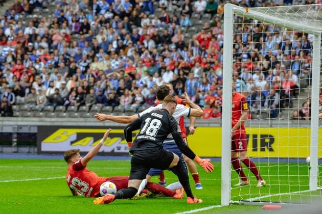 11 05 2024, xlakx, Soccer 2 Bundesliga, Hertha BSC Berlin 1 FC Kaiserslautern emspor, v l Jan Elvedi 1 FC Kaiserslautern 33 ,Haris Tabakovic Hertha BSC 25 ,Julian Krahl 1 FC Kaiserslautern 18 ,duel, fight, tackle DFL DFB REGULATIONS PROHIBIT ANY USE OF PHOTOGRAPHS as IMAGE SEQUENCES and or QUASI VIDEO Daniel Lakomski Jan Huebner Berlin
