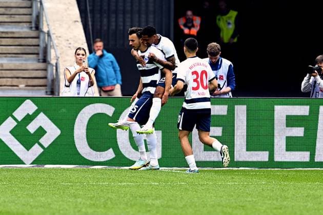 Haris Tabakovic Hertha BSC, 25 to 1 0 through 11m, celebration after goal, GER, Hertha BSC vs 1 FC Kaiserslautern, Soccer men, 2 Bundesliga, Season 2023 2024, Matchday 33, 11 05 2024 DFL REGULATES PROHIBIT ANY USE OF PHOTOGRAPHS AS IMAGE SEQUENCES AND OR QUASI VIDEO GER, Hertha BSC vs 1 FC Kaiserslautern, Soccer men, 2 Bundesliga, Season 2023 2024, 33 Matchday, 11 05 2024 Berlin Copyright: xEibner-Pressefotox xClaudiusxRauchx EP_CRH