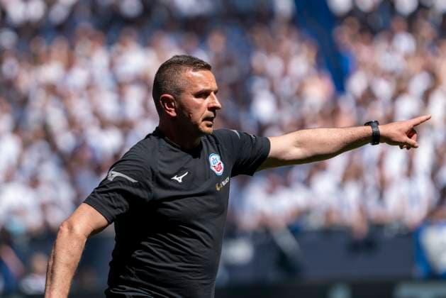 Mersad Selimbegovic FC Hansa Rostock, Coach GER, FC Schalke 04 vs Hansa Rostock, Football, 2 Bundesliga, Matchday 33, Season 2023 2024, 11 05 2024 DFL REGULATIONS PROHIBIT ANY USE OF PHOTOGRAPHS AS IMAGE SEQUENCES AND OR QUASI VIDEO FC Schalke 04 vs Hansa Rostock, Football, 2 Bundesliga, Matchday 33, Season 2023 2024, 11 05 2024 Gelsenkirchen Copyright: xEibner-Pressefoto FabioxDeinertx EP_FDT