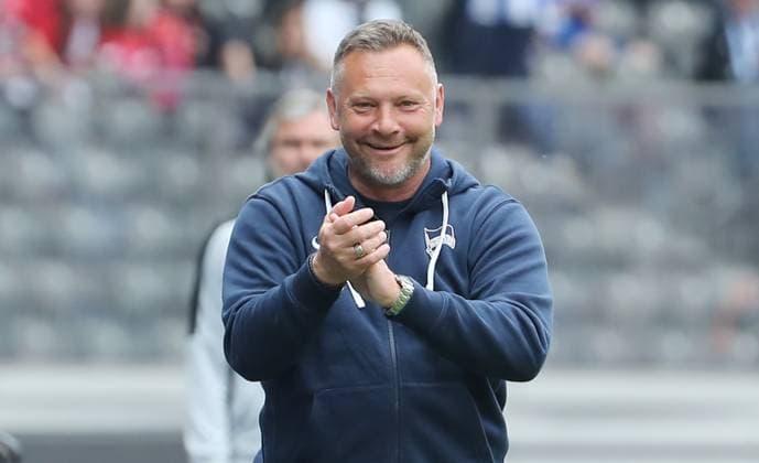 Coach Pal Dardai applauds with laughter Upper body action Sport Football Soccer DFL 2 Bundesliga Men 33 Matchday Season 2023 2024 11 05 2024 Hertha BSC Berlin vs 1 FC Kaiserslautern FCK DFL regulations prohibit any use of photographs as image sequences and or quasi video