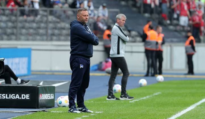 Coach Pal Dardai, behind him coach Friedhelm Funkel Sport Football Soccer DFL 2 Bundesliga Men 33 Matchday Season 2023 2024 11 05 2024 Hertha BSC Berlin vs 1 FC Kaiserslautern FCK DFL regulations prohibit any use of photographs as image sequences and or quasi video