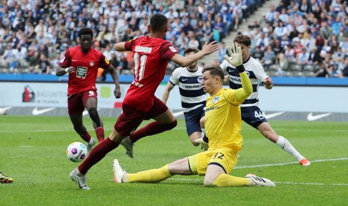 Ragnar Ache, Kenny Prince Redondo, Goalkeeper Tjark Ernst duel Match scene Action Sport Soccer Football DFL 2 Bundesliga Men 33 Matchday Season 2023 2024 11 05 2024 Hertha BSC Berlin vs 1 FC Kaiserslautern FCK DFL regulations prohibit any use of photographs as image sequences and or quasi video