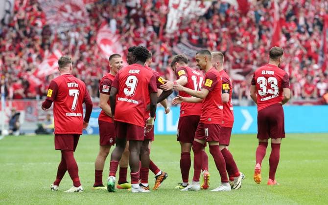 li Marlon Ritter cheers after 1 1 with teammates joy emotion jubilation sport soccer soccer DFL 2 Bundesliga men 33 matchday season 2023 2024 11 05 2024 Hertha BSC Berlin vs 1 FC Kaiserslautern FCK DFL regulations prohibit any use of photographs as image sequences and or quasi video