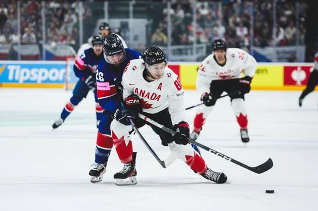 Ice hockey, Eishockey - IIHF WC 2024 PRAGUE,CZECH REPUBLIC,11.MAY.24 - ICE HOCKEY - IIHF Ice Hockey World Championship, WM, Weltmeisterschaft 2024, group stage, Great Britain vs Canada. Image shows Evan Mosey (GBR) and Andrew Mangiapane (CAN).  GEPAxpictures xDanielxGoetzhaber