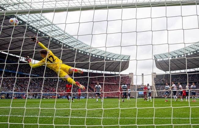 Soccer, Men, Season 2023 2024, 2 Bundesliga 33 Matchday , Hertha BSC 1 FC Kaiserslautern, Marlon Ritter Kaiserslautern scores the 1 1 goal from a free kick against goalkeeper Tjark Ernst Hertha BSC , 11 05 2024, Copyright: xSebastianxRäppold MatthiasxKochx