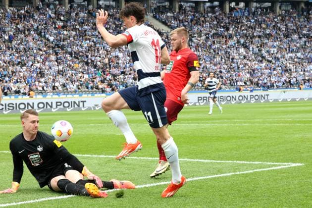 DEU, DFL, 2 FBL, Hertha BSC vs 1 FC Kaiserslautern, 11 05 2024, Berliner Olympiastadion, Berlin, DEU, DFL, 2 FBL, Hertha BSC vs 1 FC Kaiserslautern, in the picture Fabian Reese Hertha BSC Berlin 11 , Julian Krahl 1 FC Kaiserslautern 18 , Jean Zimmer 1 FC Kaiserslautern 8 DFL regulations prohibit any use of Photographs as image sequences and or quasi video Foto Juergen Engler nordphoto GmbH nordphotoxGmbHx xEngler nph00076