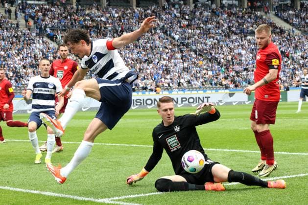 DEU, DFL, 2 FBL, Hertha BSC vs 1 FC Kaiserslautern, 11 05 2024, Berliner Olympiastadion, Berlin, DEU, DFL, 2 FBL, Hertha BSC vs 1 FC Kaiserslautern, in the picture Fabian Reese Hertha BSC Berlin 11 , Julian Krahl 1 FC Kaiserslautern 18 , Jean Zimmer 1 FC Kaiserslautern 8 DFL regulations prohibit any use of Photographs as image sequences and or quasi video Foto Juergen Engler nordphoto GmbH nordphotoxGmbHx xEngler nph00076