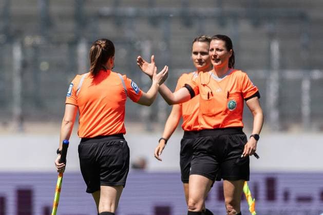 SGS Essen vs 1 FC Köln Essen, 11 05 2024 Annika Kost Referee Google Pixel Womens Bundesliga 21 Matchday SGS Essen vs 1 FC Köln, Stadion an der Hafenstraße on 11 05 2024 DFB DFL REGULATIONS PROHIBIT ANY USE OF PHOTOGRAPHS AS IMAGE SEQUENCES AND OR QUASI VIDEO Copyright: xBEAUTUFULxSports Richterx