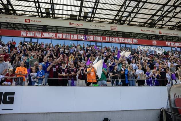 SGS Essen vs 1 FC Köln Essen, 11 05 2024 SGS Essen fans celebrate the victory Google Pixel Womens Bundesliga 21 Matchday SGS Essen vs 1 FC Köln, Stadion an der Hafenstraße on 11 05 2024 DFB DFL REGULATIONS PROHIBIT ANY USE OF PHOTOGRAPHS AS IMAGE SEQUENCES AND OR QUASI VIDEO Copyright: xBEAUTUFULxSports Richterx