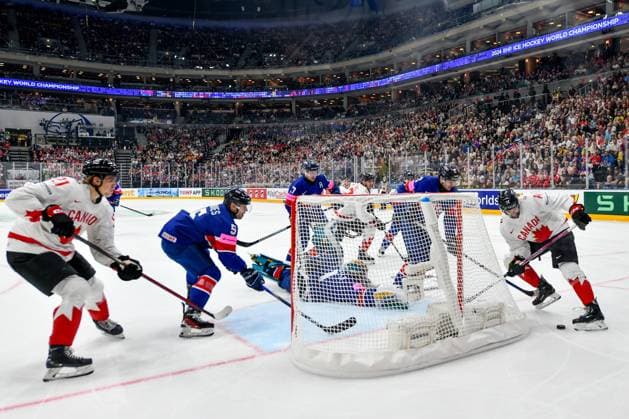 PRAGUE, CZECH REPUBLIC MAY 11 Dylan Guenther of Canada R battles for the puck during the preliminary round match between Great Britain and Canada at Prague Arena on May 11, 2024 in Prague, Czech Republic Prague Prague Arena Czech Republic Copyright: xJustPictures.ch AndreaxBrancax jp-en-EuSpIm-AB_11052024_DSC_7709