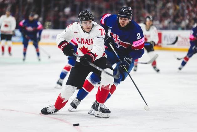 Ice hockey, Eishockey - IIHF WC 2024 PRAGUE,CZECH REPUBLIC,11.MAY.24 - ICE HOCKEY - IIHF Ice Hockey World Championship, WM, Weltmeisterschaft 2024, group stage, Great Britain vs Canada. Image shows Ridly Greig (CAN) and Sam Ruopp (GBR).  GEPAxpictures xDanielxGoetzhaber