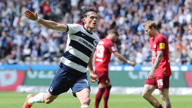Fabian Reese celebrates after 3 1, behind Jan Elvedi, Tymoteusz Puchacz disappointed Joy Emotion Cheering Sport Football Soccer DFL 2 Bundesliga Men 33 Matchday Season 2023 2024 11 05 2024 Hertha BSC Berlin vs 1 FC Kaiserslautern FCK DFL regulations prohibit any use of photographs as image sequences and or quasi video