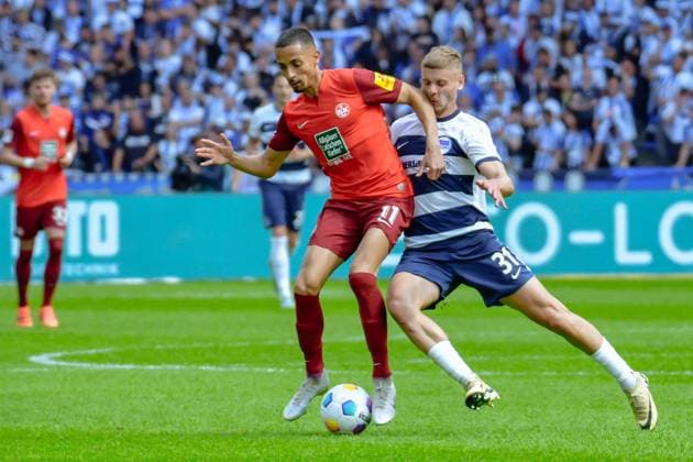 11 05 2024, xlakx, Fußball 2 Bundesliga, Hertha BSC Berlin 1 FC Kaiserslautern emspor, v l Kenny Prince Redondo 1 FC Kaiserslautern 11 ,Marton Dardai Hertha BSC 31 ,Zweikampf, Duell, Kampf, tackle DFL DFB REGULATIONS PROHIBIT ANY USE OF PHOTOGRAPHS as IMAGE SEQUENCES and or QUASI VIDEO Daniel Lakomski Jan Huebner Berlin