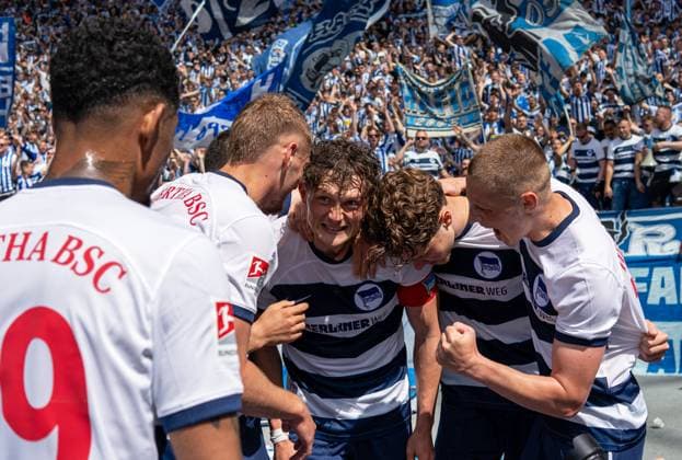 Soccer, Men, Season 2023 2024, 2 Bundesliga 33 Matchday , Hertha BSC 1 FC Kaiserslautern, f l Jeremy Dudziak Hertha BSC , Marton Dardai Hertha BSC , Fabian Reese Hertha BSC , Linus Gechter Hertha BSC , Palko Dardai Hertha BSC , Celebration after goal to 3 1, 11 05 2024, Copyright: xSebastianxRäppold MatthiasxKochx