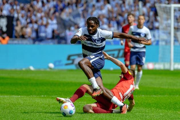 11 05 2024, xlakx, Fußball 2 Bundesliga, Hertha BSC Berlin 1 FC Kaiserslautern emspor, v l Deyovaisio Zeefuik Hertha BSC 34 ,Philipp Klement 1 FC Kaiserslautern 10 ,Zweikampf, Duell, Kampf, tackle DFL DFB REGULATIONS PROHIBIT ANY USE OF PHOTOGRAPHS as IMAGE SEQUENCES and or QUASI VIDEO Daniel Lakomski Jan Huebner Berlin