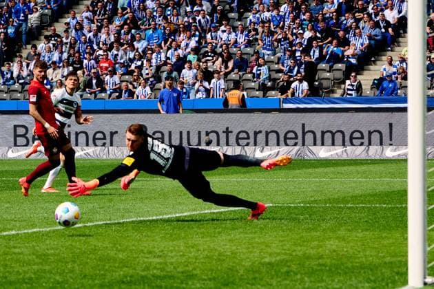 Fabian Reese Hertha BSC, 11 , Tymoteusz Puchacz 1 FC Kaiserslautern, 15 , GER, Hertha BSC vs 1 FC Kaiserslautern, Soccer Men, 2 Bundesliga, Season 2023 2024, Matchday 33, 11 05 2024 DFL REGULATES PROHIBIT ANY USE OF PHOTOGRAPHS AS IMAGE SEQUENCES AND OR QUASI VIDEO GER, Hertha BSC vs 1 FC Kaiserslautern, Soccer men, 2 Bundesliga, Season 2023 2024, 33 Matchday, 11 05 2024 Berlin Copyright: xEibner-Pressefotox xClaudiusxRauchx EP_CRH