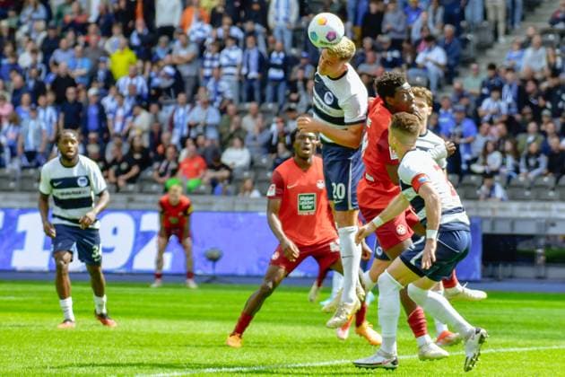 11 05 2024, xlakx, Fußball 2 Bundesliga, Hertha BSC Berlin 1 FC Kaiserslautern emspor, v l Marc Oliver Kempf Hertha BSC 20 ,geht zum Kopfball,Zweikampf, Duell, Kampf, tackle DFL DFB REGULATIONS PROHIBIT ANY USE OF PHOTOGRAPHS as IMAGE SEQUENCES and or QUASI VIDEO Daniel Lakomski Jan Huebner Berlin