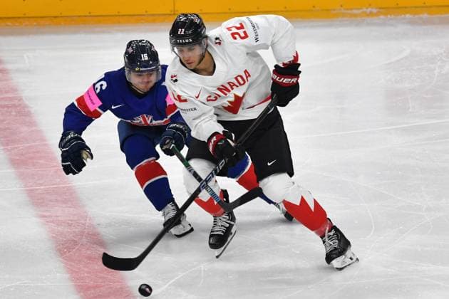 May 11, 2024, Prague, Czech Republic: DYLAN COZENS of Canada (R) and SAM DUGGAN of Great Britain (L) during the 2024 IIHF Ice hockey, Eishockey World Championship, WM, Weltmeisterschaft match between Great Britain and Canada at the O2 arena in Prag, Czech Republic, May 11, 2024. Prague Czech Republic - ZUMAr156 20240511_aap_r156_007 Copyright: xSlavekxRutax