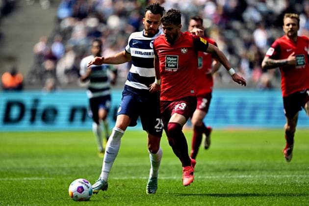 Haris Tabakovic Hertha BSC, 25 , Jan Elvedi 1 FC Kaiserslautern, 33 , GER, Hertha BSC vs 1 FC Kaiserslautern, Soccer Men, 2 Bundesliga, Season 2023 2024, Matchday 33, 11 05 2024 DFL REGULATES PROHIBIT ANY USE OF PHOTOGRAPHS AS IMAGE SEQUENCES AND OR QUASI VIDEO GER, Hertha BSC vs 1 FC Kaiserslautern, Soccer men, 2 Bundesliga, Season 2023 2024, 33 Matchday, 11 05 2024 Berlin Copyright: xEibner-Pressefotox xClaudiusxRauchx EP_CRH