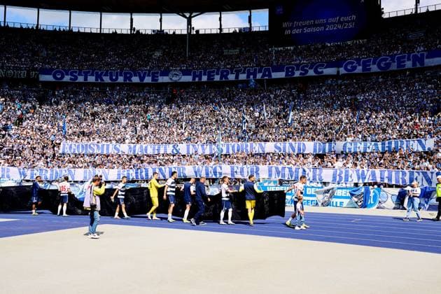 Hertha BSC celebrates victory, GER, Hertha BSC vs 1 FC Kaiserslautern, Soccer Men, 2 Bundesliga, Season 2023 2024, Matchday 33, 11 05 2024 DFL REGULATES PROHIBIT ANY USE OF PHOTOGRAPHS AS IMAGE SEQUENCES AND OR QUASI VIDEO GER, Hertha BSC vs 1 FC Kaiserslautern, Soccer Men, 2 Bundesliga, Season 2023 2024, Matchday 33, 11 05 2024 Berlin Copyright: xEibner-Pressefotox xClaudiusxRauchx EP_CRH