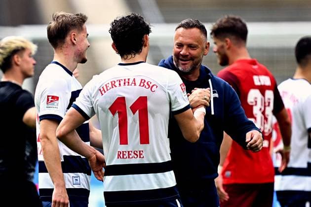 Pal Dardai Hertha BSC, Coach congratulates Fabian Reese Hertha BSC, 11 , GER, Hertha BSC vs 1 FC Kaiserslautern, Soccer Men, 2 Bundesliga, Season 2023 2024, Matchday 33, 11 05 2024 DFL REGULATES PROHIBIT ANY USE OF PHOTOGRAPHS AS IMAGE SEQUENCES AND OR QUASI VIDEO GER, Hertha BSC vs 1 FC Kaiserslautern, Soccer men, 2 Bundesliga, Season 2023 2024, 33 Matchday, 11 05 2024 Berlin Copyright: xEibner-Pressefotox xClaudiusxRauchx EP_CRH