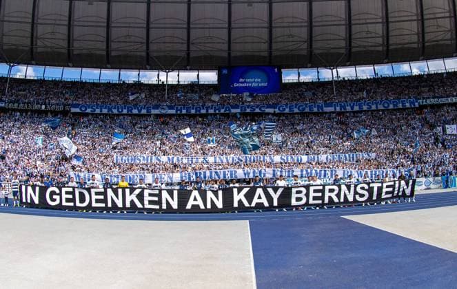 Soccer, Men, Season 2023 2024, 2 Bundesliga 33 Matchday , Hertha BSC 1 FC Kaiserslautern, Fans and players of Hertha commemorate the late president Kay Bernstein after the final whistle, 11 05 2024, Copyright: xSebastianxRäppold MatthiasxKochx