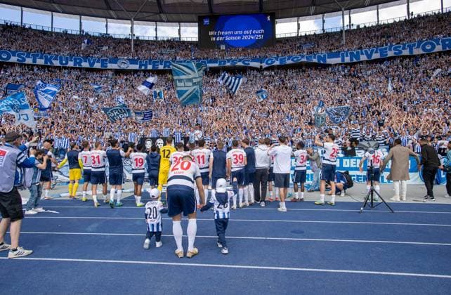 Soccer, Men, Season 2023 2024, 2 Bundesliga 33 Matchday , Hertha BSC 1 FC Kaiserslautern, Fans and players of Hertha cheer after the final whistle, 11 05 2024, Copyright: xSebastianxRäppold MatthiasxKochx