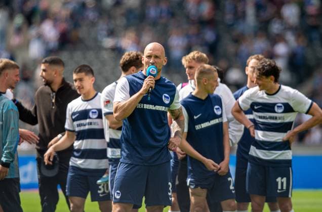 Soccer, Men, Season 2023 2024, 2 Bundesliga 33 Matchday , Hertha BSC 1 FC Kaiserslautern, Toni Leistner Hertha BSC speaks to the fans in the stadium after the final whistle, 11 05 2024, Copyright: xSebastianxRäppold MatthiasxKochx