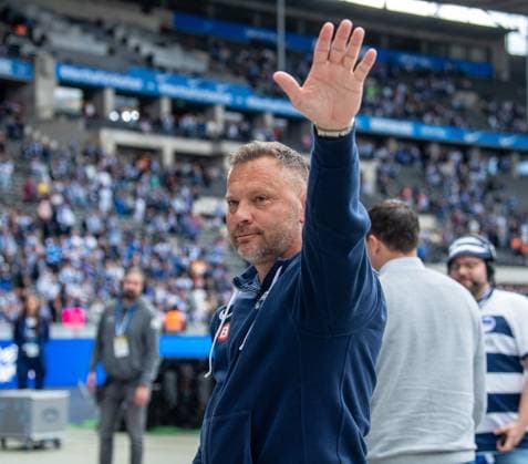 Soccer, Men, Season 2023 2024, 2 Bundesliga 33 Matchday , Hertha BSC 1 FC Kaiserslautern, Coach Pal Dardai Hertha BSC is celebrated by the fans after the final whistle, 11 05 2024, Copyright: xSebastianxRäppold MatthiasxKochx
