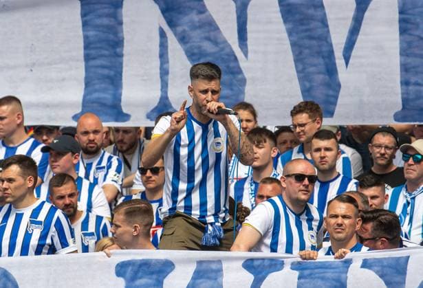 Soccer, Men, Season 2023 2024, 2 Bundesliga 33 Matchday , Hertha BSC 1 FC Kaiserslautern, Capo Kreisel speaks to the team, 11 05 2024, Copyright: xSebastianxRäppold MatthiasxKochx