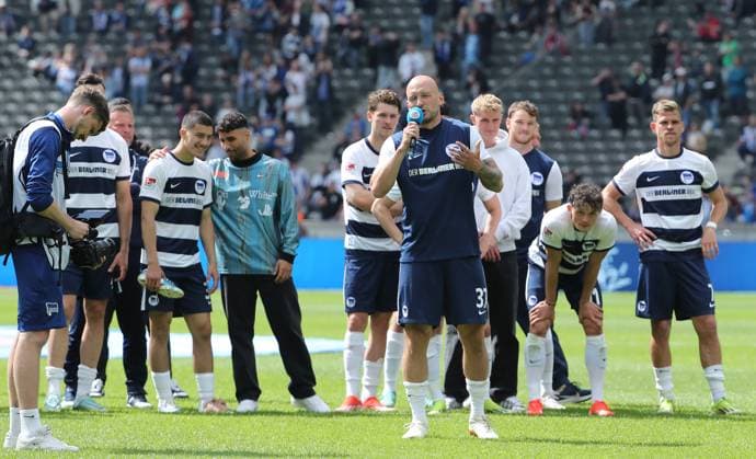 Toni Leistner talks to the fans, Herthans celebrate victory after the end of the game Joy Emotion Cheers Sport Soccer Football DFL 2 Bundesliga Men 33 Matchday Season 2023 2024 11 05 2024 Hertha BSC Berlin vs 1 FC Kaiserslautern FCK DFL regulations prohibit any use of photographs as image sequences and or quasi video