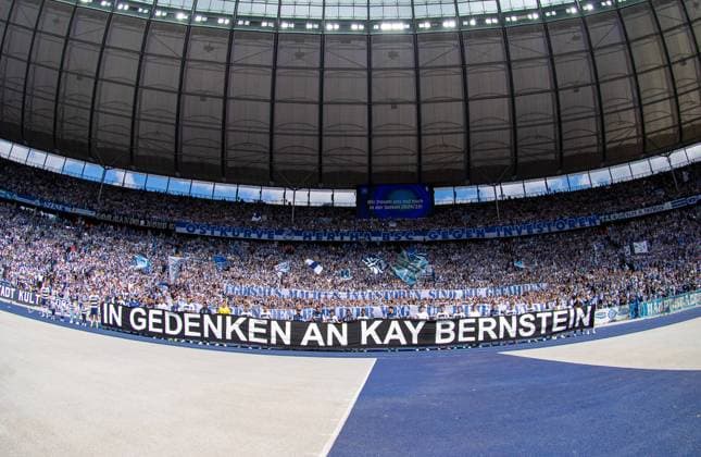 Soccer, Men, Season 2023 2024, 2 Bundesliga 33 Matchday , Hertha BSC 1 FC Kaiserslautern, Fans and players of Hertha commemorate the late president Kay Bernstein after the final whistle, 11 05 2024, Copyright: xSebastianxRäppold MatthiasxKochx