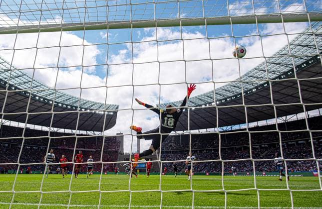 Soccer, Men, Season 2023 2024, 2 Bundesliga 33 Matchday , Hertha BSC 1 FC Kaiserslautern, Fabian Reese Hertha BSC scores the goal for 3 1 against goalkeeper Julian Krahl Kaiserslautern , 11 05 2024, Copyright: xSebastianxRäppold MatthiasxKochx