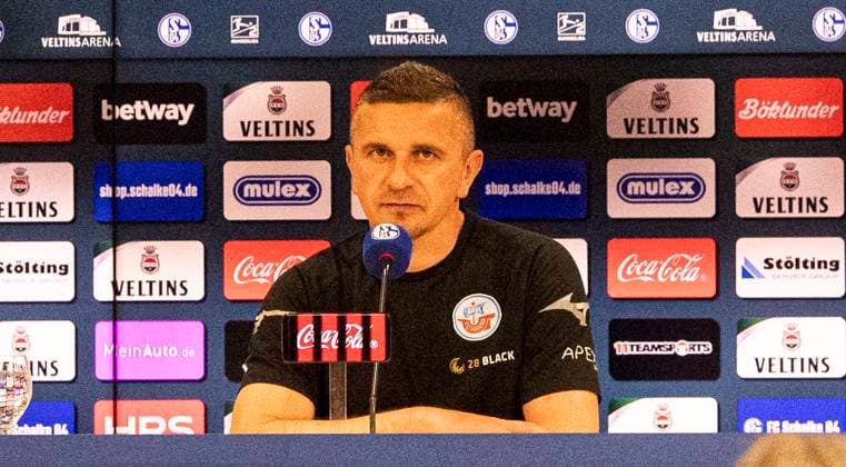 11 05 2024, Football, GER, Men, 2 Soccer Bundesliga, 2 Bundesliga, 2 FBL, Matchday 33, FC Schalke 04 FC Hansa Rostock 2 1 Coach Mersad Selimbegovic FC Hansa Rostock at the press conference after the match Gelsenkirchen Veltins Arena Nordrhein Westfalen Germany